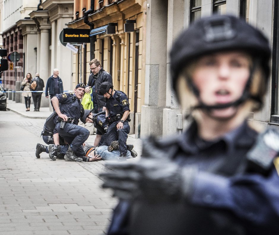 Teroras Stokholme: sunkvežimis rėžėsi į minią, yra aukų