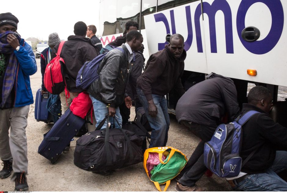 Prancūzų darbininkai pradėjo griauti migrantų „Džiungles“