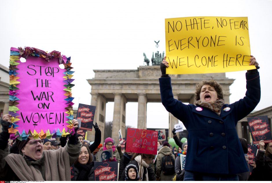 Moterys protestuoja prieš D. Trumpą