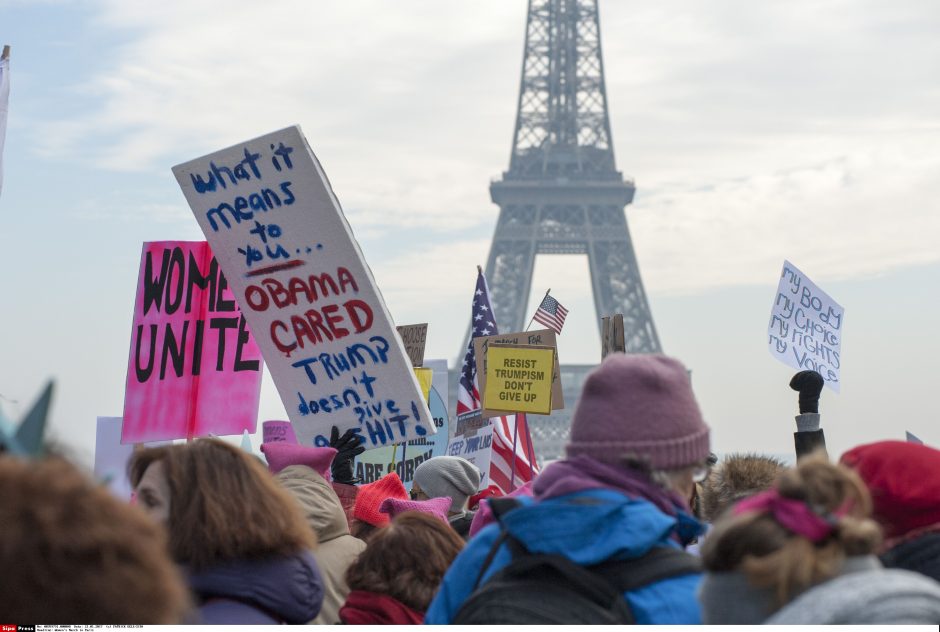 Moterys protestuoja prieš D. Trumpą