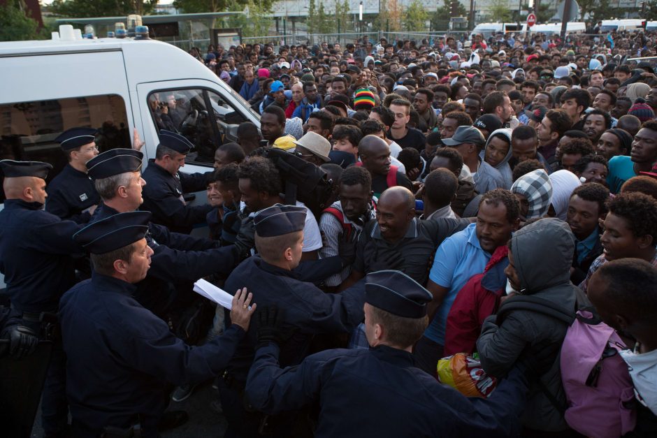 Paryžiaus policija iš neteisėtos stovyklos iškėlė 2,5 tūkst. migrantų