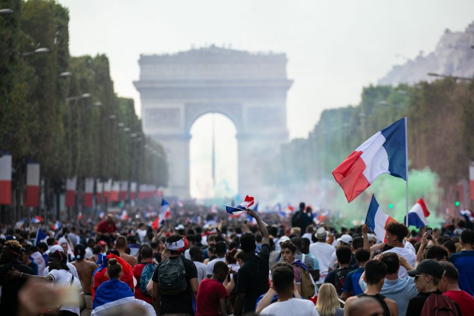 Prancūzų pergalę temdė susirėmimai ir eismo nelaimės