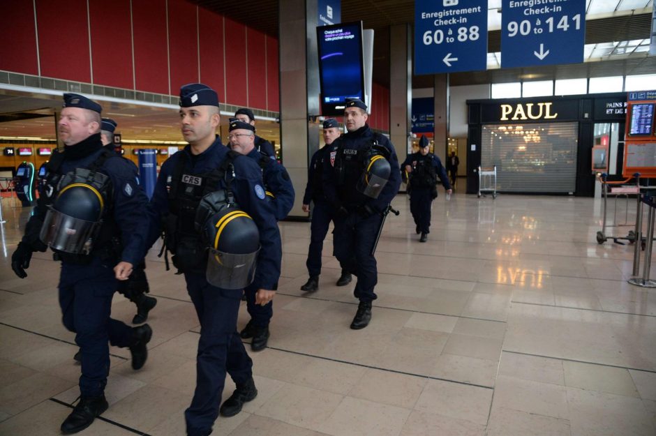 Paryžiaus oro uosto užpuolikas buvo girtas ir vartojęs narkotikų