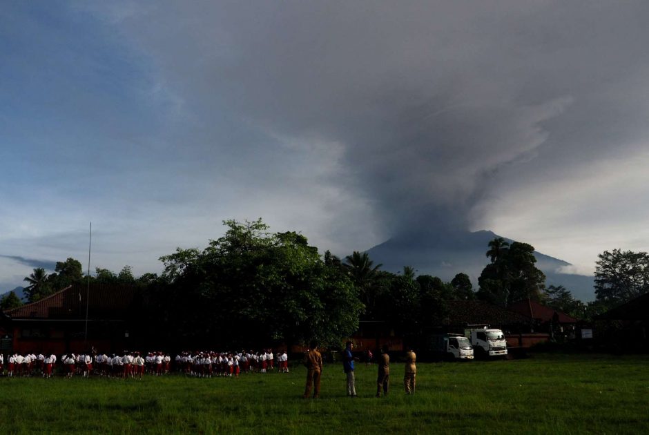 Dėl galimo ugnikalnio išsiveržimo Balio saloje – masinė evakuacija 