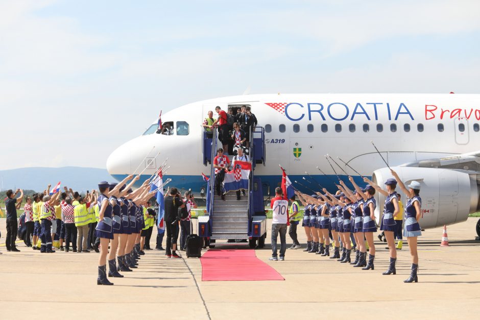 Zagrebe dešimtys tūkstančių žmonių pasveikino sugrįžusią futbolo rinktinę