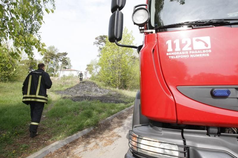 Ketvirtadienio popietę Melnragėje degė žolė  