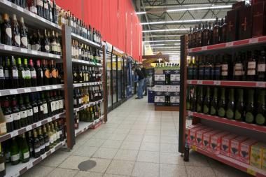 Politikai nesiryžo leisti prekiauti alkoholiu prie bažnyčių