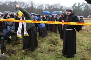 Pranciškonai kastuvais paskelbė onkologinio centro statybų pradžią 