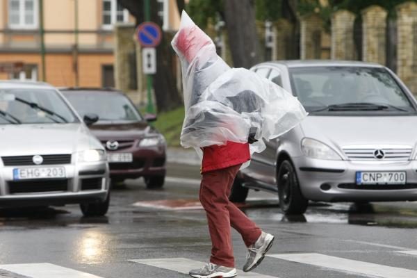 Vėjo padariniai: Šilutėje žuvo moteris, Klaipėdoje supleškėjo namas 