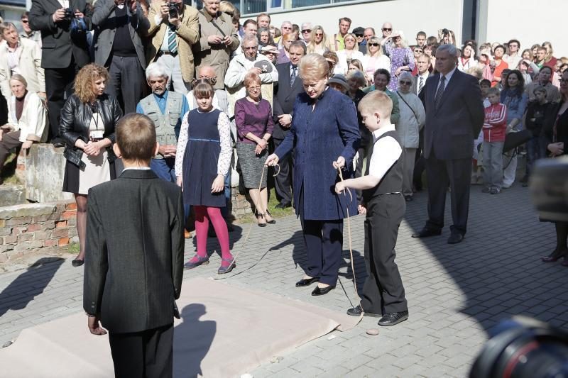 Prezidentė D. Grybauskaitė Klaipėdoje atidengė paminklą kalbai