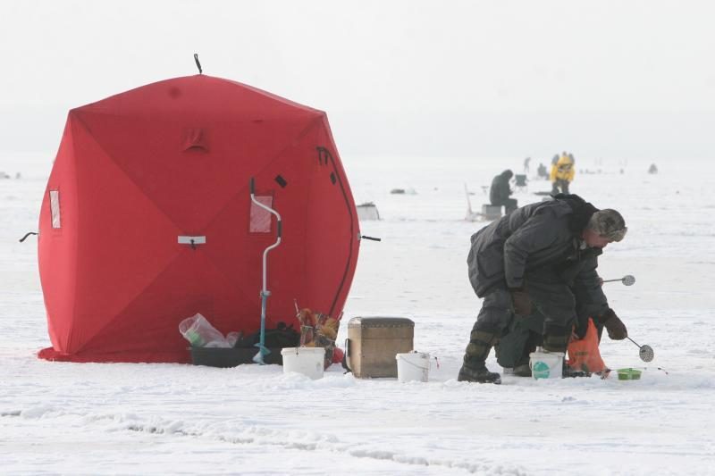 Stintos ant Kuršių marių ledo priviliojo tūkstančius žvejų 