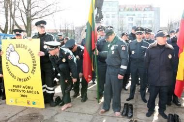 Klaipėdos pareigūnai protestavo basi