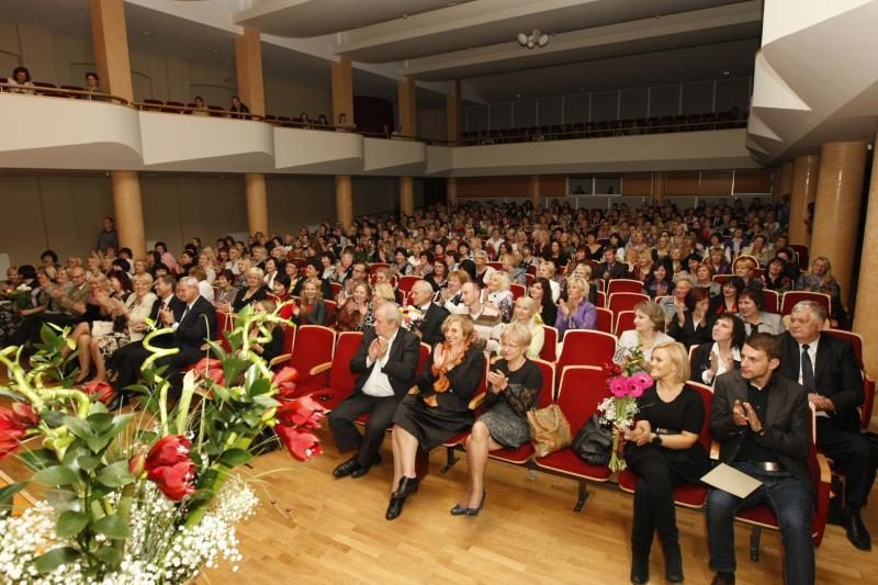 Profesinės dienos proga – gėlės ir padėkos uostamiesčio pedagogams