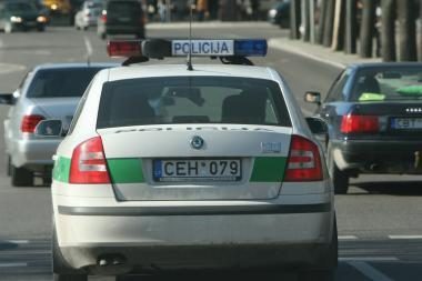 Turto prievartautojai taranavo policijos mašiną