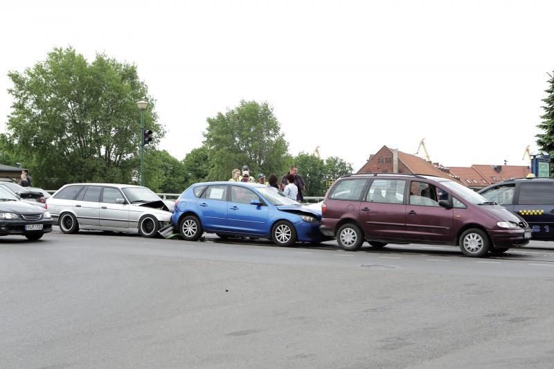 „Pasibučiavę“ keturi automobiliai užkimšo Pilies gatvę