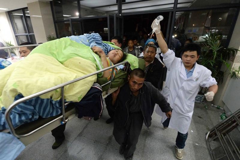 Per žemės drebėjimą Kinijoje žuvo ir sužeista šimtai žmonių