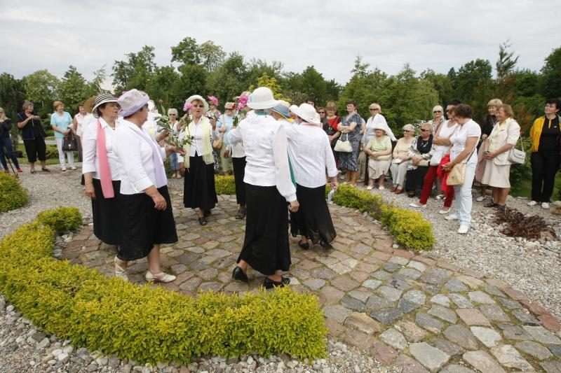 Senjorai padovanojo Klaipėdos botanikos sodui du suolus