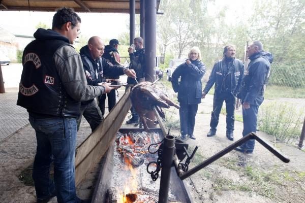 Baikerių sezono uždaryme – keptas šernas