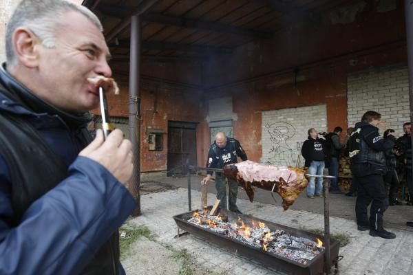 Baikerių sezono uždaryme – keptas šernas