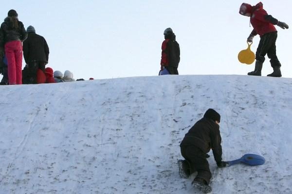 Rūstus šaltis kiek atlėgs, ketvirtadienį privers sniego (papildyta)