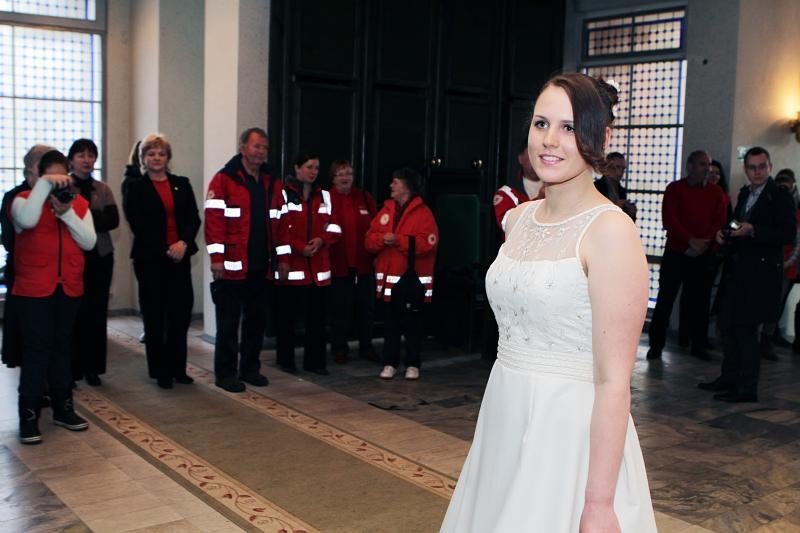 Vestuvinė suknelė – už auką Raudonojo kryžiaus draugijai