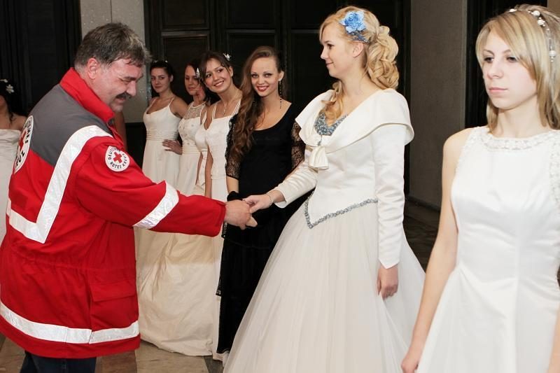 Vestuvinė suknelė – už auką Raudonojo kryžiaus draugijai