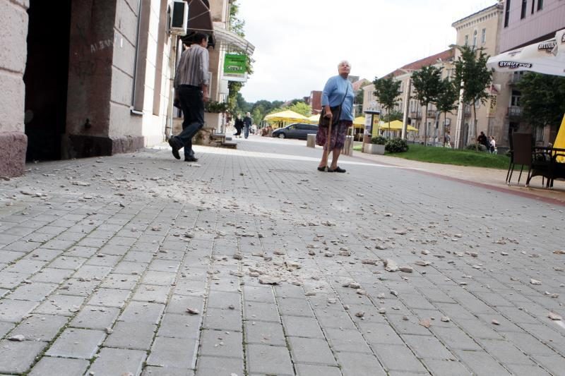 Klaipėdos centre – tinko gabalai krenta ant praeivių (papildyta) 