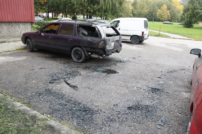 Klaipėdoje Gedminų gatvėje degė trys automobiliai