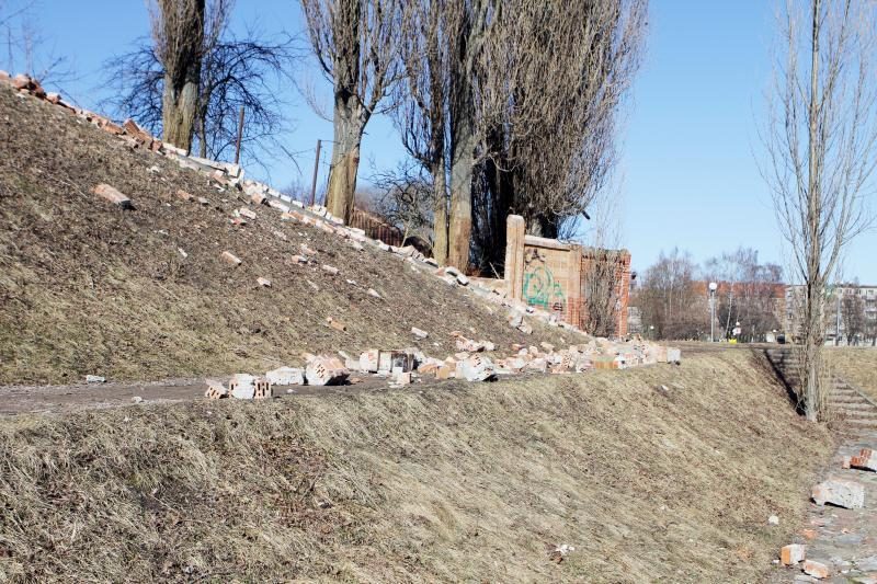 Klaipėdoje nugriuvo buvusį saldainių fabriką juosusi tvora