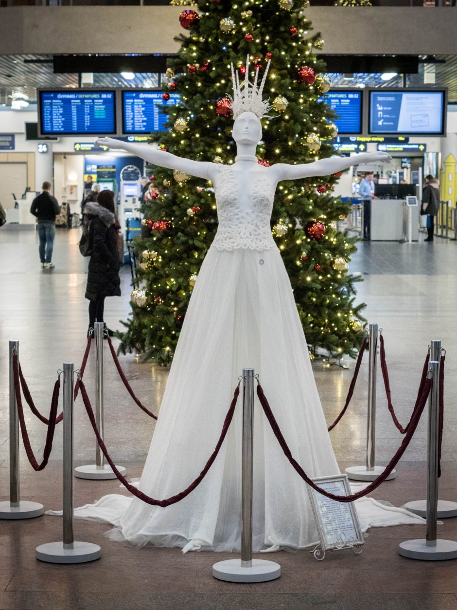 Kalėdinę atmosferą Vilniaus oro uoste kuria Sniego karalienė