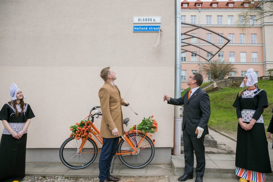 Olandijos gatvė sostinėje papuošta užrašu „Holland straat“