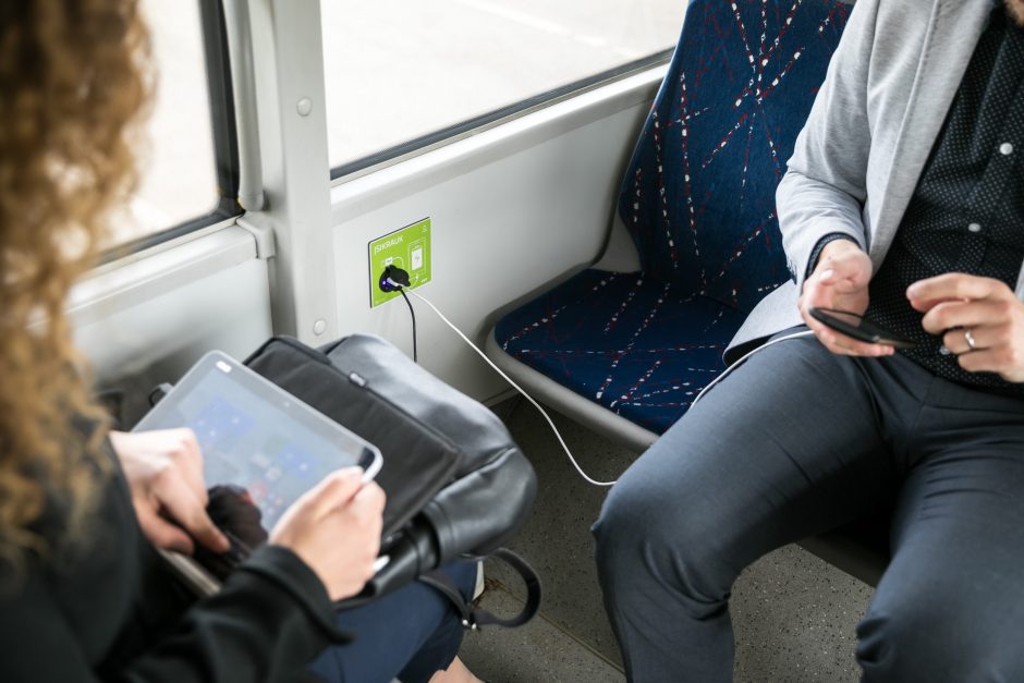 Patogi smulkmena: autobuse galėsite įkrauti telefoną