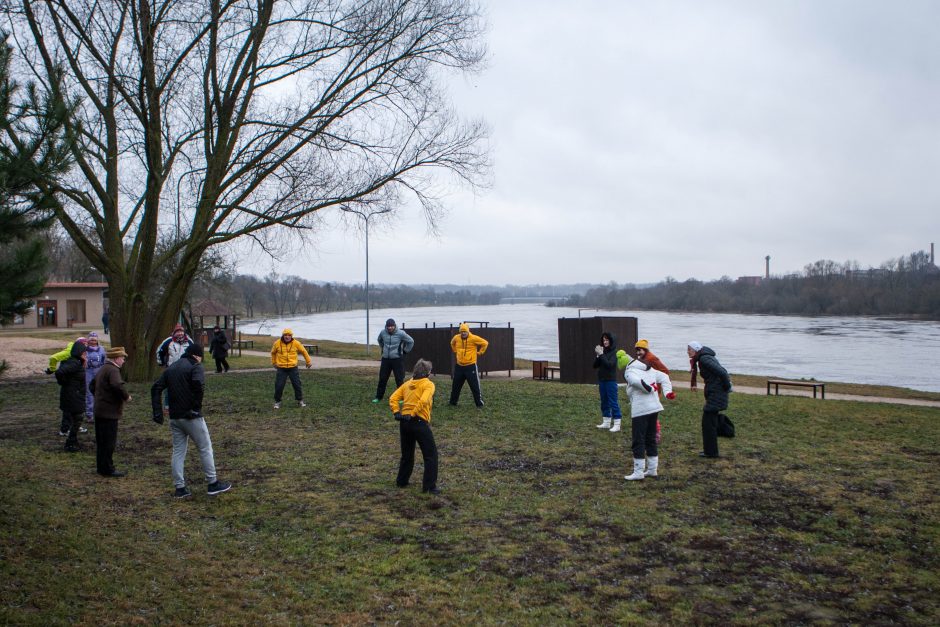 Sveikuoliai nėrė į ledinį Nemuną