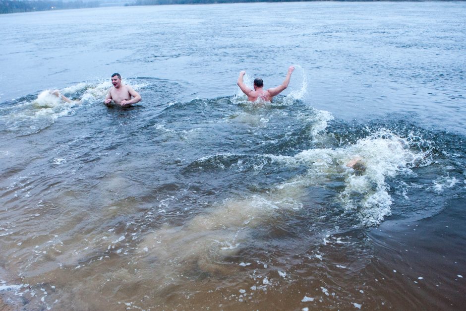 Sveikuoliai nėrė į ledinį Nemuną