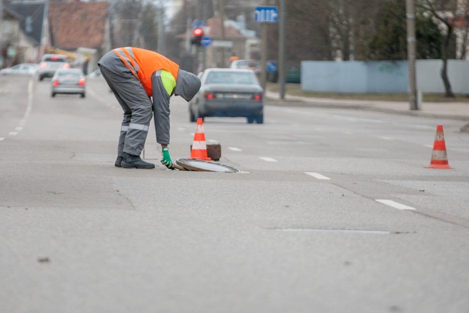 Taikos pr. įrenginėjant perėją pažeistas dujotiekio vamzdis