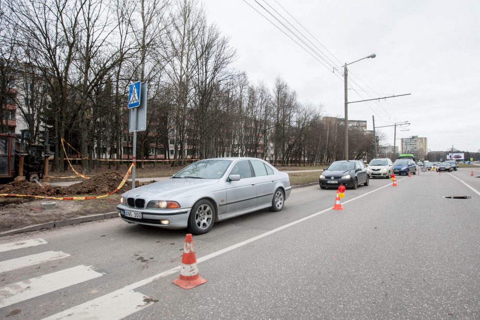 Taikos pr. įrenginėjant perėją pažeistas dujotiekio vamzdis