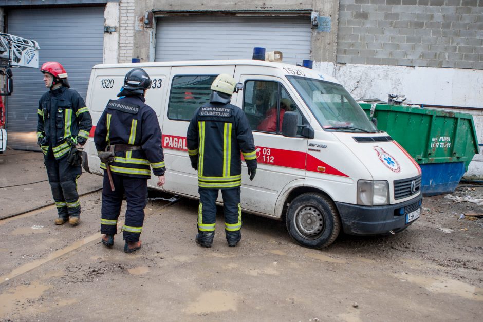 Nelaimė Kaune: autokranas prispaudė du darbininkus