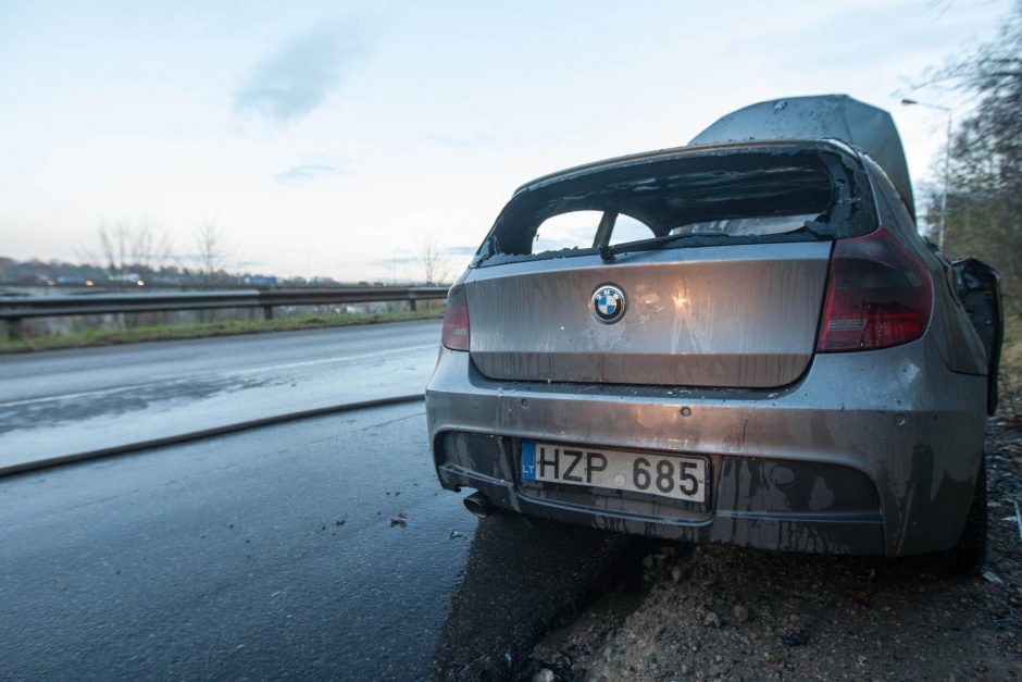 Netoli „Megos“ sudegė BMW automobilis