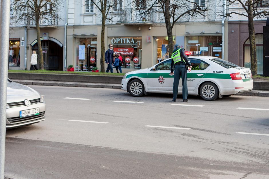 Kaune susidūrė ,,Subaru“, ,,Audi“ ir troleibusas: susidarė spūstys