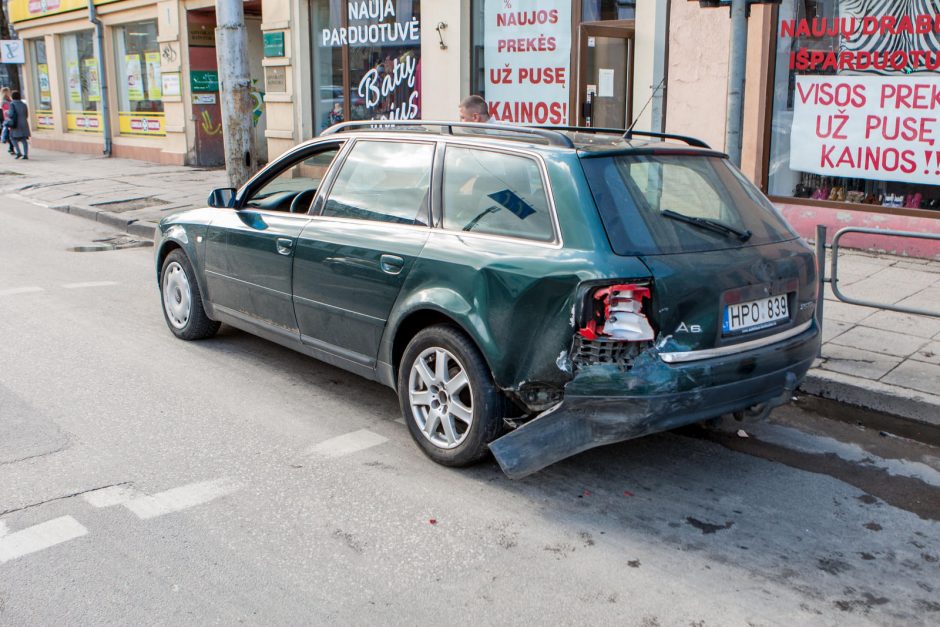 Kaune susidūrė ,,Subaru“, ,,Audi“ ir troleibusas: susidarė spūstys