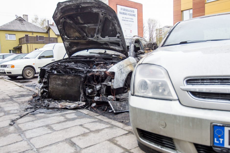 Padegimas? Kaune liepsnojo trys automobiliai