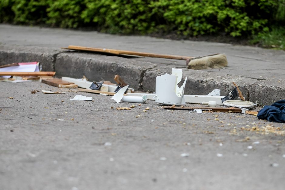 Daugiabutyje užsibarikadavę „bachūrai“ pro langą ėmė mėtyti puodus