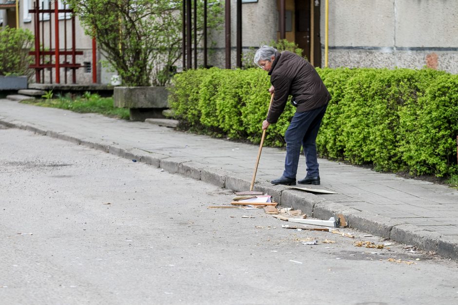 Daugiabutyje užsibarikadavę „bachūrai“ pro langą ėmė mėtyti puodus