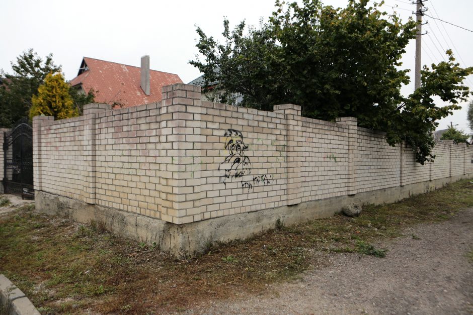 Cemento blokas prispaudė statybininkui koją