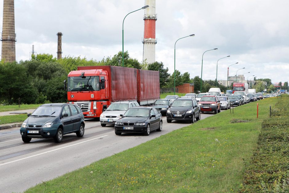 Baltijos prospekto ir Šilutės plento žiedinėje sankryžoje susidarė kamščiai