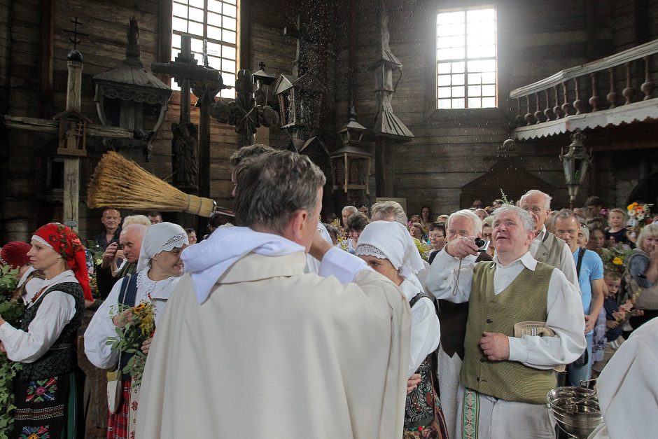 Muziejų užliejo žolynais nešini lankytojai