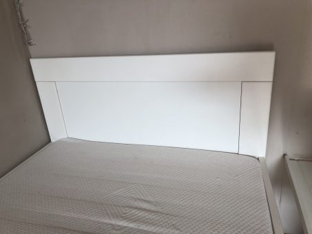 Skelbimas - Parduodma balta lova su ciuziniu
