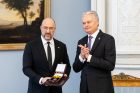 G. Nausėda įteikė Lietuvos valstybės apdovanojimą Ukrainos premjerui