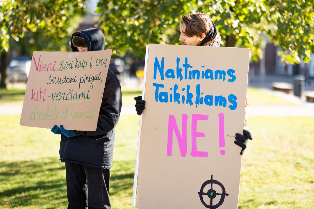 Protestas prieš naktinių taikiklių medžioklėje įteisinimą