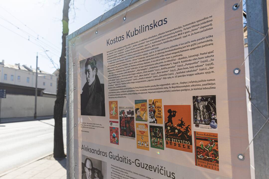 Stendai šalia Rašytojų namų Antakalnyje
